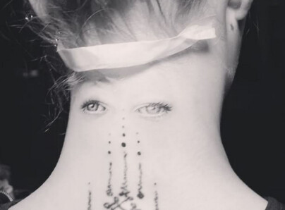image: Cara Delevingne tatoverte øyne i nakken